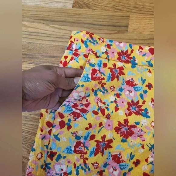 J.Crew 5" Basketweave Yellow Ditsy Multicolored Floral Cotton Shorts(6) - Picture 4 of 7